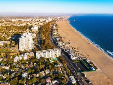 Widok z lotu ptaka na miasto i plażę Santa Monica